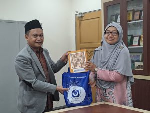 Dekan FPPI UIS Malaysia, Dr. Rosni binti Wazir Kepada Wakil Dekan FUA Wakhid Nashruddin, Ph.D